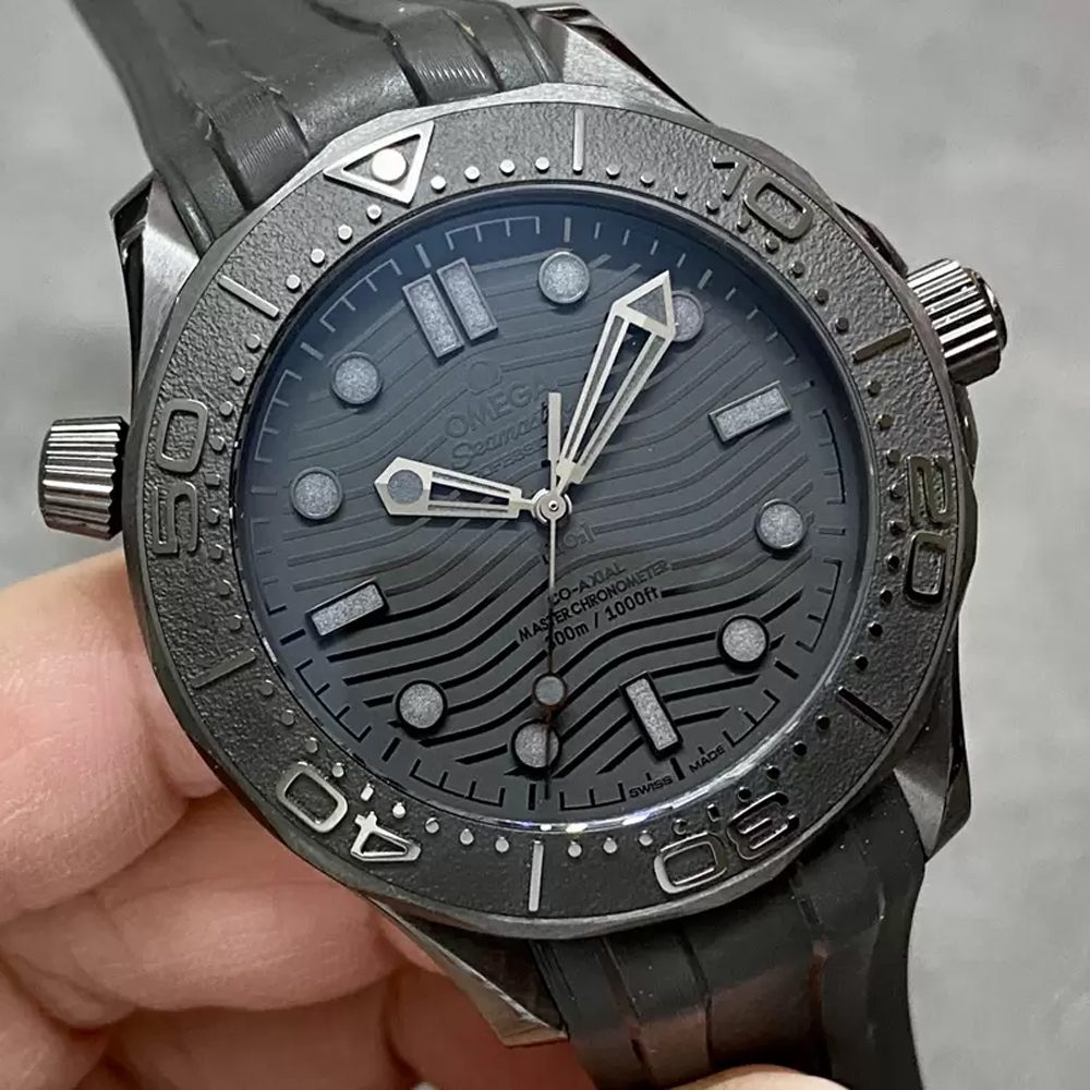 오메가 씨마스터 300M 다이버 코액시얼 마스터 크로노미터 올블랙 43.5mm 210.92.44.20.01.003