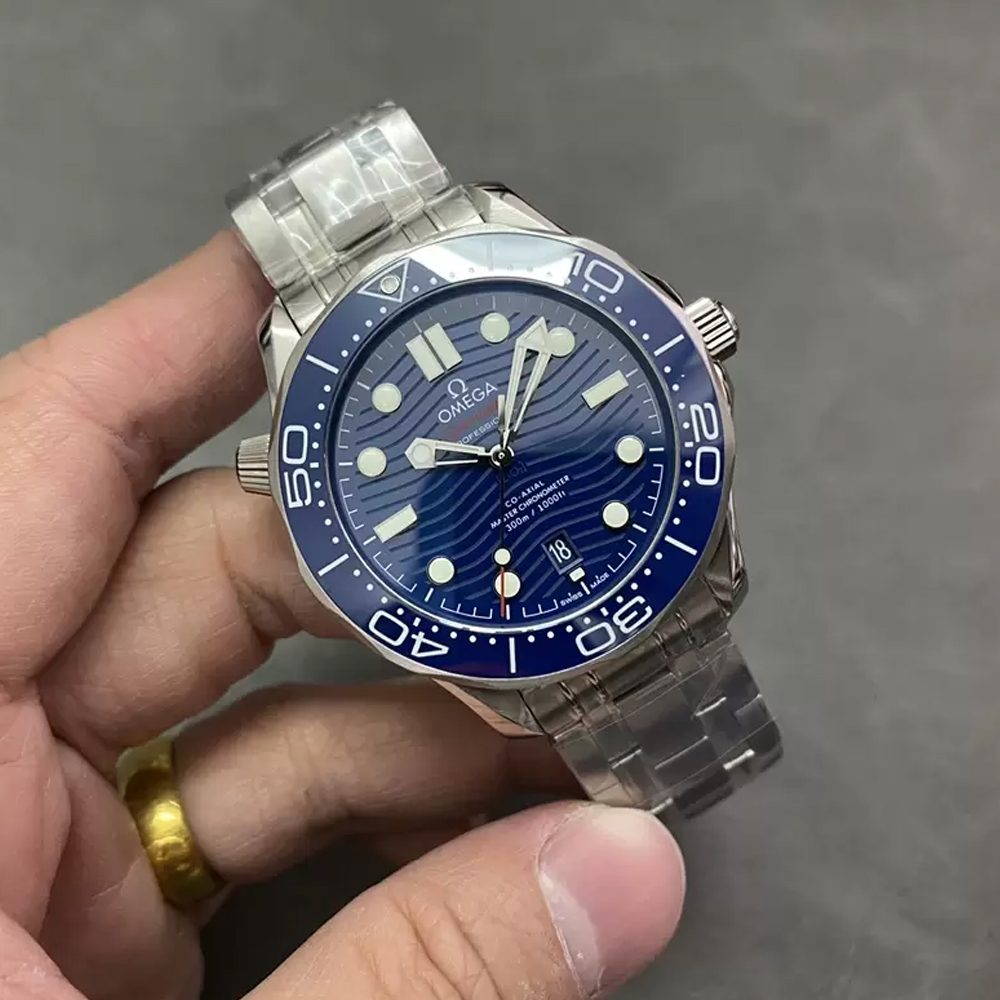 오메가 오메가 씨마스터 300M 블루 세라믹 다이얼 42mm 210.30.42.20.03.003