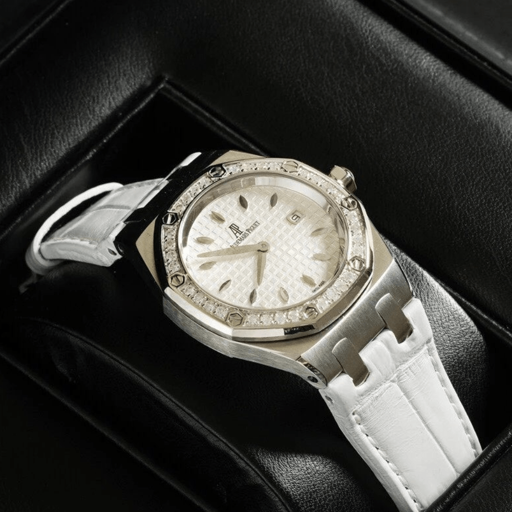 오데마피게 레이디 로얄오크 화이트 텍스처 다이얼 다이아베젤 악어가죽 스트랩 33mm 67601ST