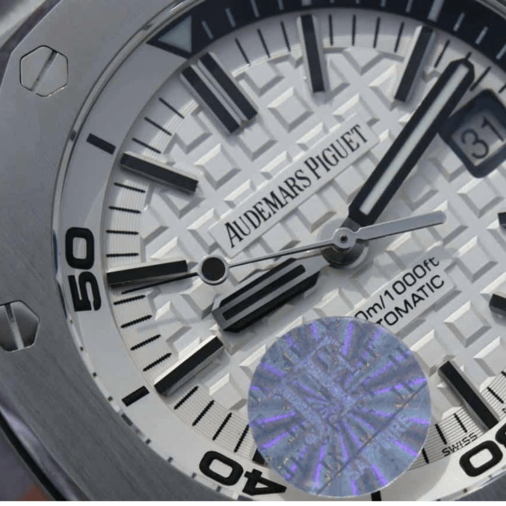 오데마피게 로얄오크 오프쇼어 다이버 화이트 다이얼 블랙 러버스트랩 42mm 15710