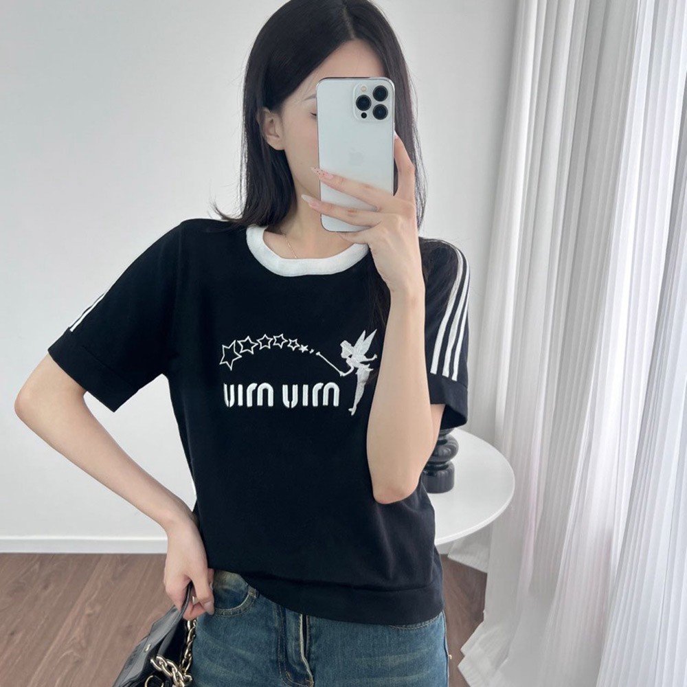 미우미우 24SS 입체 자수 로고 숏 반팔 티셔츠 블랙