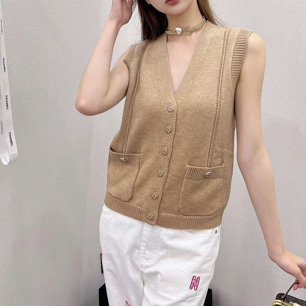 샤넬 24SS 클래식 더블 포켓 니트 조끼 브라운