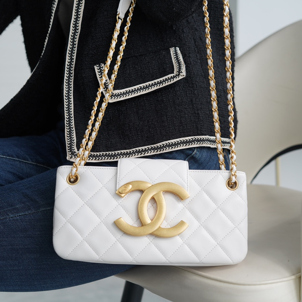 팬더샵 샤넬 24C 크루즈 메신저 백 라지 빅로고 화이트