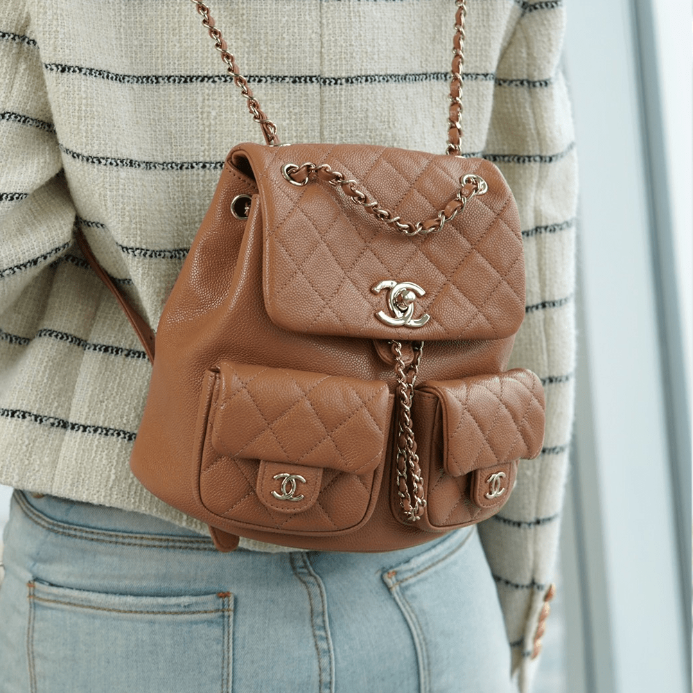 팬더샵 샤넬 23A 듀마 더블 포켓 백 라지 카라멜