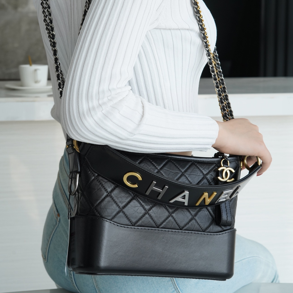 팬더샵 샤넬 클래식 가브리엘 스트랩 로고 호보백 미듐