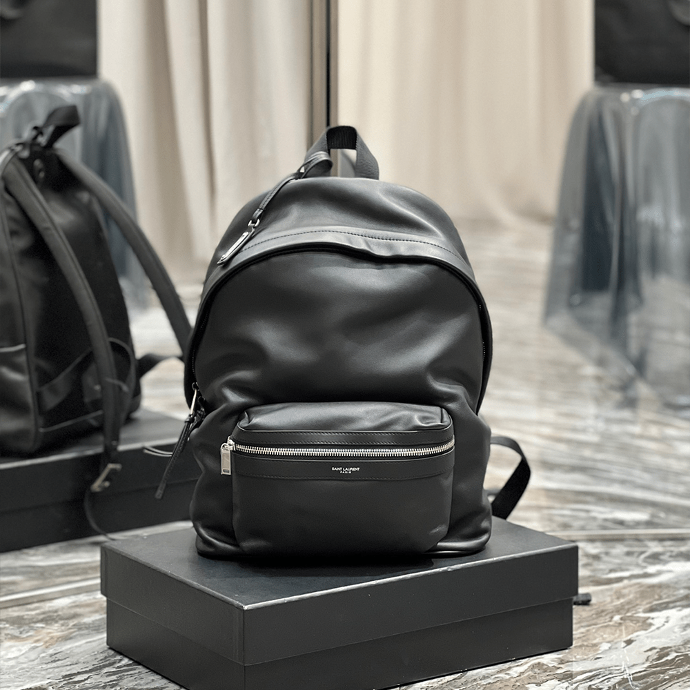 블랙 워시드 가죽 소재의 델라베 백팩 미듐