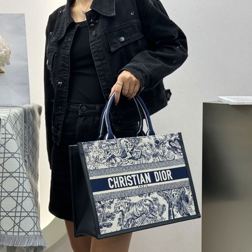 디올 북 토트 스트랩 백 미듐 뜨왈 드 주이 소바쥬 화이트 네이비 블루