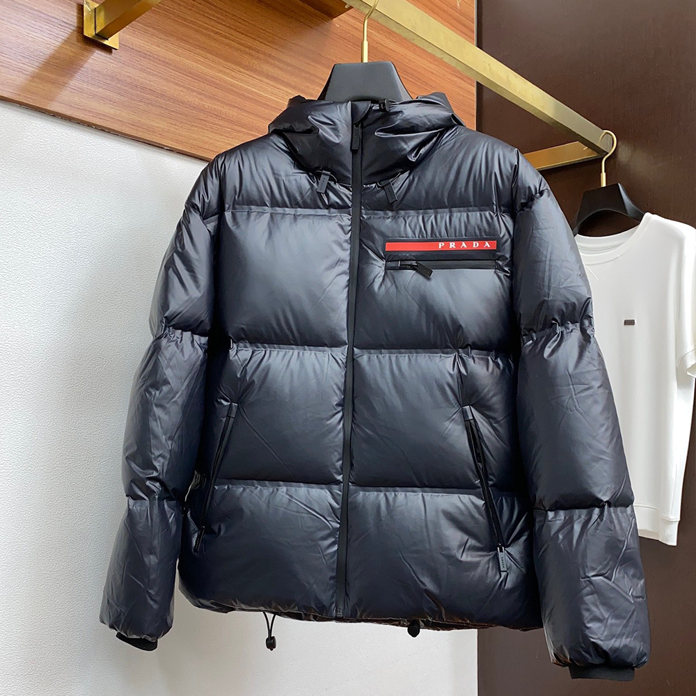 프라다 24FW 레드라벨 후드 다운 패딩 블랙