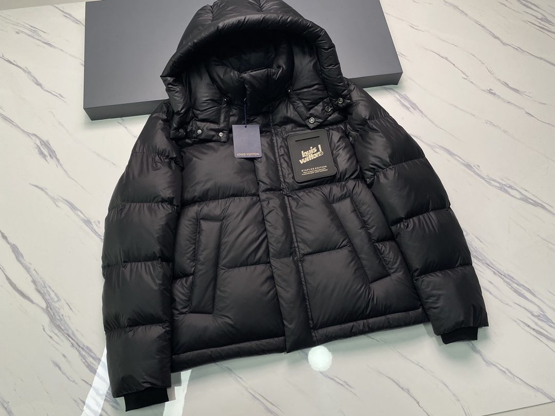 루이비통 24FW 패치 숏 다운 후드 패딩