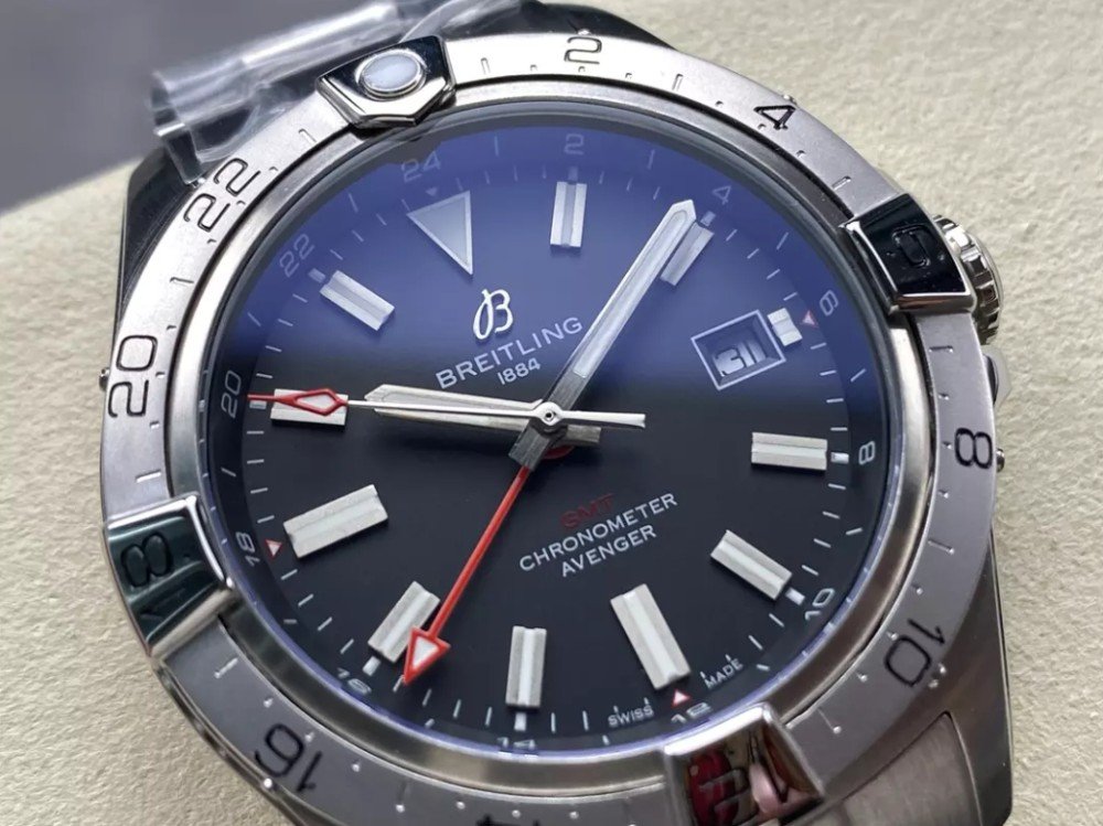 브라이틀링 어벤저 오토매틱 GMT 베스트 에디션 레드 다이얼 SS 브레이슬릿 44mm