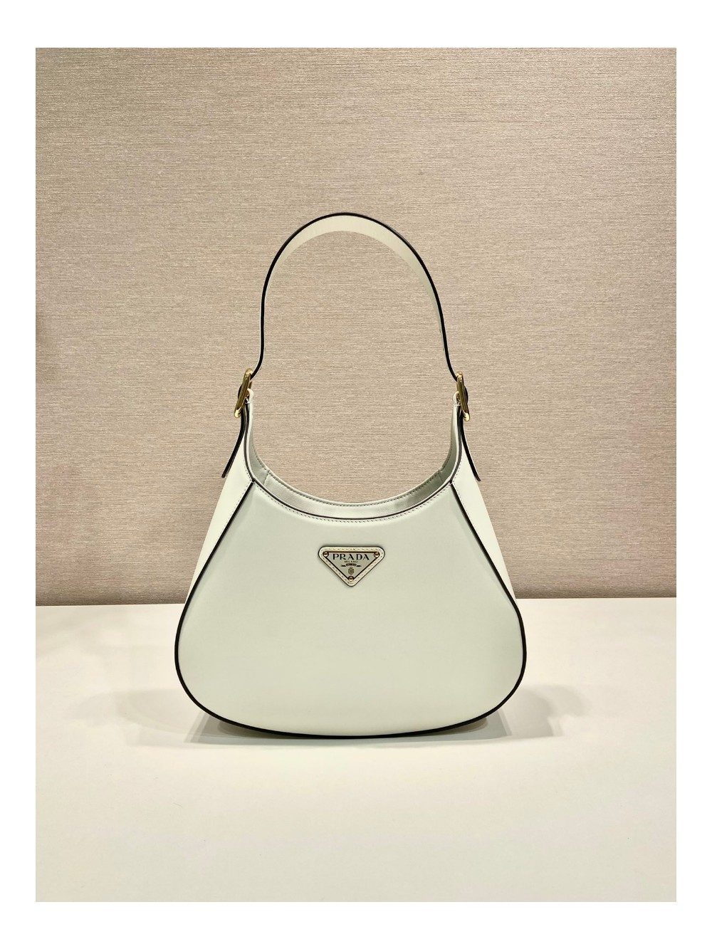 프라다 삼각로고 레더 클리오백 화이트