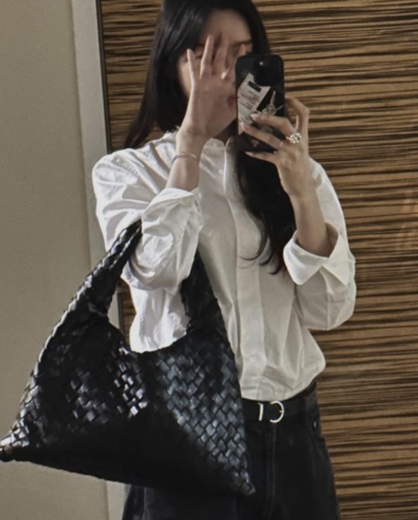 [이청아 PICK] 보테가베네타 홉 스몰 레더 숄더백